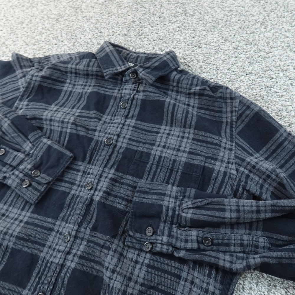Uniqlo Shirt Mens M Black Plaid Soft Flannel Button Up Long Sleeve Casual Hiking